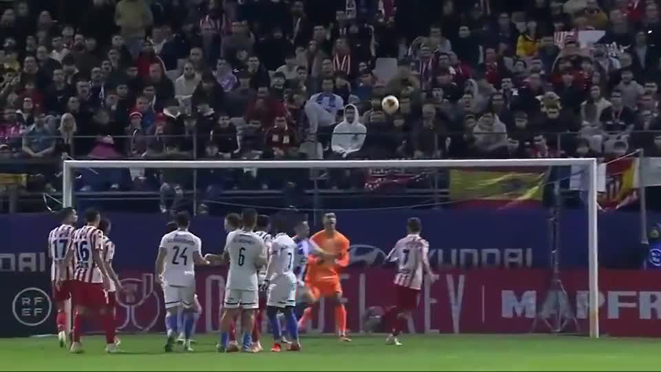 澳超半场：鲁弗推射建功，惠灵顿凤凰暂1-0阿德莱德联（澳超半场战报：鲁弗低射破门，惠灵顿凤凰暂以1-0领先阿德莱德联）